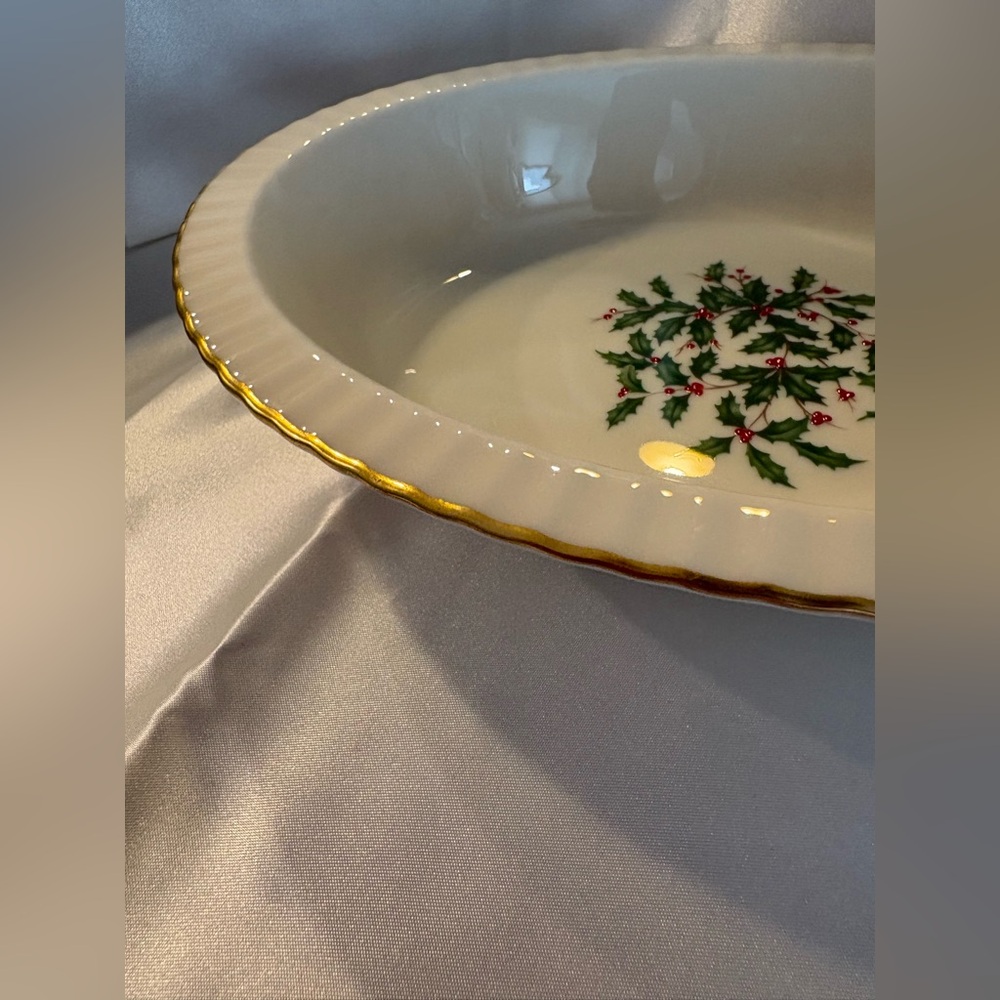 Lenox HollyBerry Vegetable Bowl with Gold Rim🎄✨